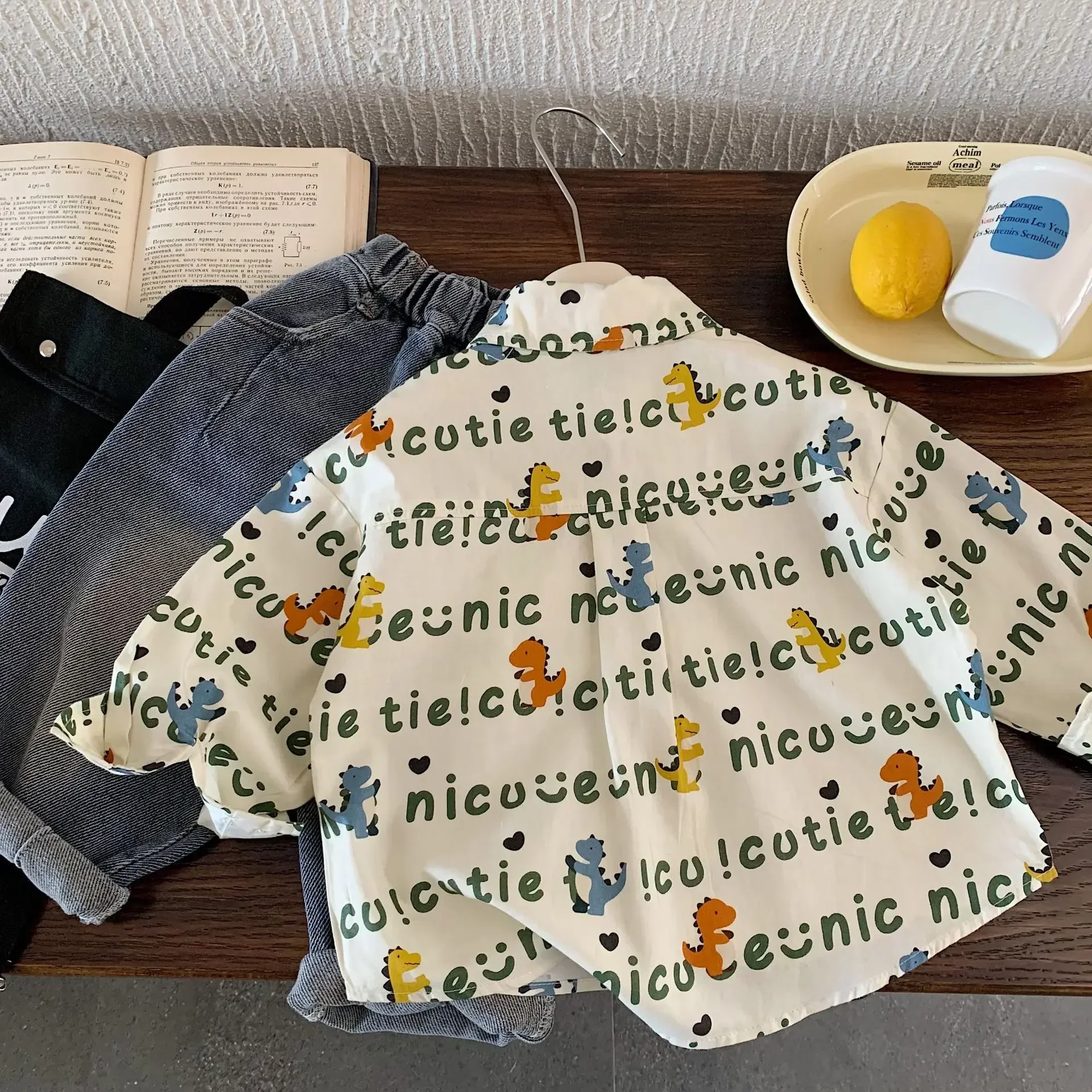 Camisa infantil de dinosaurios con cuello vuelto - imagen 3