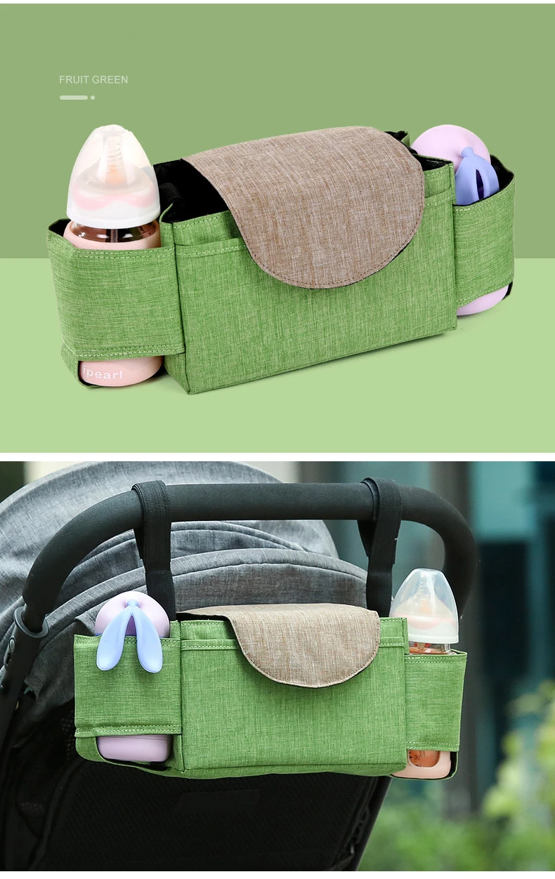 Una pañalera verde con varios compartimentos y bolsillos. Dentro del bolso hay artículos esenciales para el bebé, como un biberón, un chupete y un juguete pequeño.