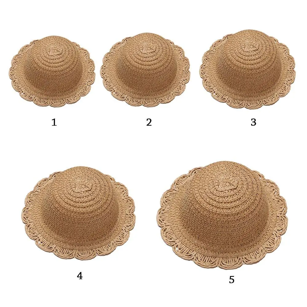 Tres sombreros tejidos marrones con adornos de encaje