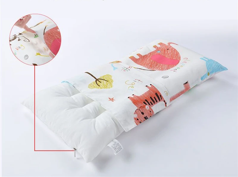Una almohada blanca con un gato y diseño de mariposas