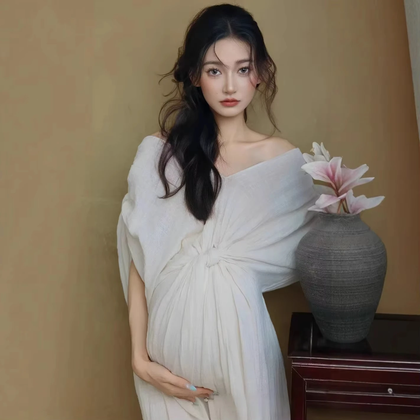Vestido de maternidad blanco con cuello V y hombros descubiertos - imagen 3