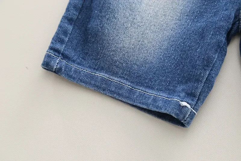 Un bolsillo de jeans azules se gira al revés