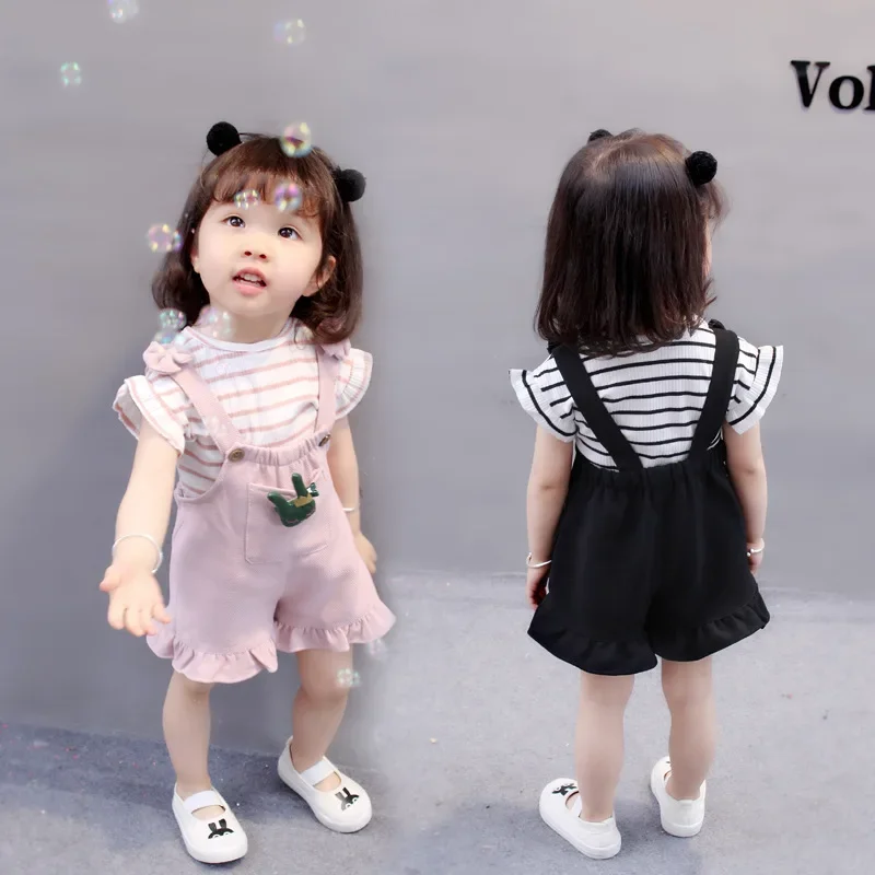 Niña usando el conjunto coreano