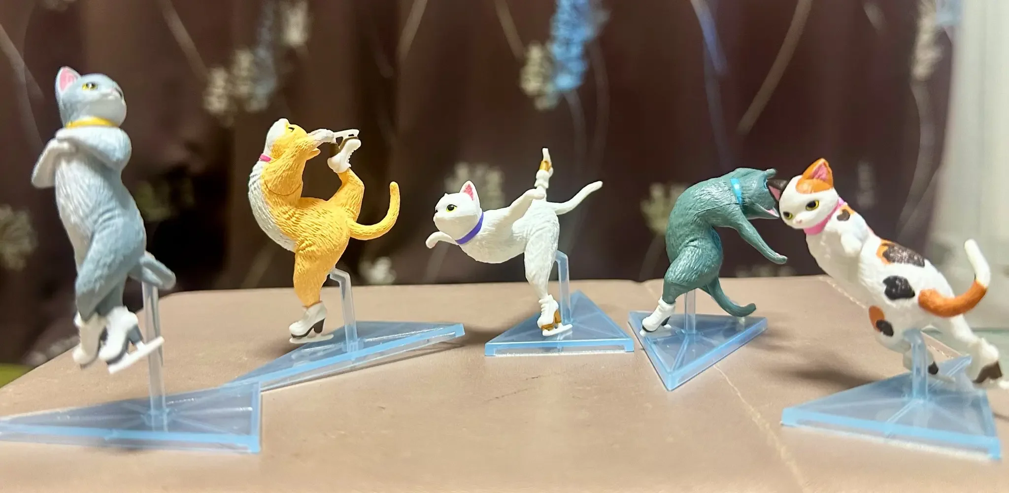 Juguetes de cápsula de color amarillo, lindos gatos kawaii en el hielo, calicó, gatito de jengibre blanco, Biellmann Spin Ina Bauer, figuras de soporte de patinaje y baile - imagen 2