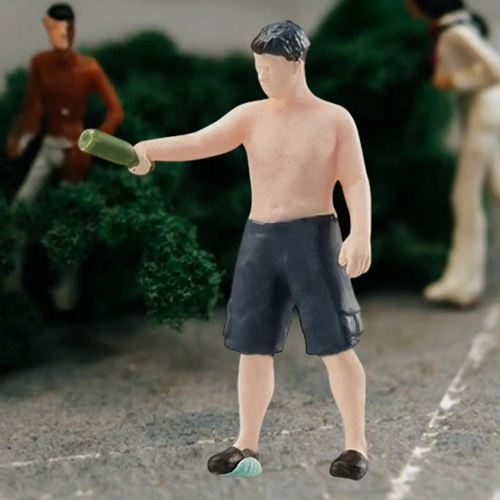 1/64 Miniature Figure Tiny People Figurine People Figure Holding A Bottle for Home