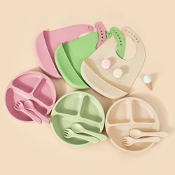 Juego de alimentación de bebé de silicona de 4 piezas con mango de madera, cuchara, tenedor, plato de cena sin BPA y baberos de silicona para niños