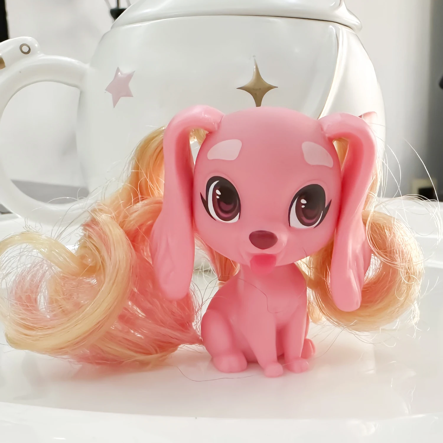 Perro rosa de 5cm con pelo, animales raros coleccionables, mascota, perro blanco, lindo Anime, figuras de acción, juguetes, regalo de Navidad, juguete para niños y niñas