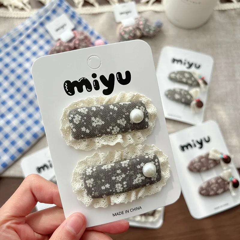 Pinzas de tela cottagecore con encaje floral para niña – Hechas a mano - imagen 2
