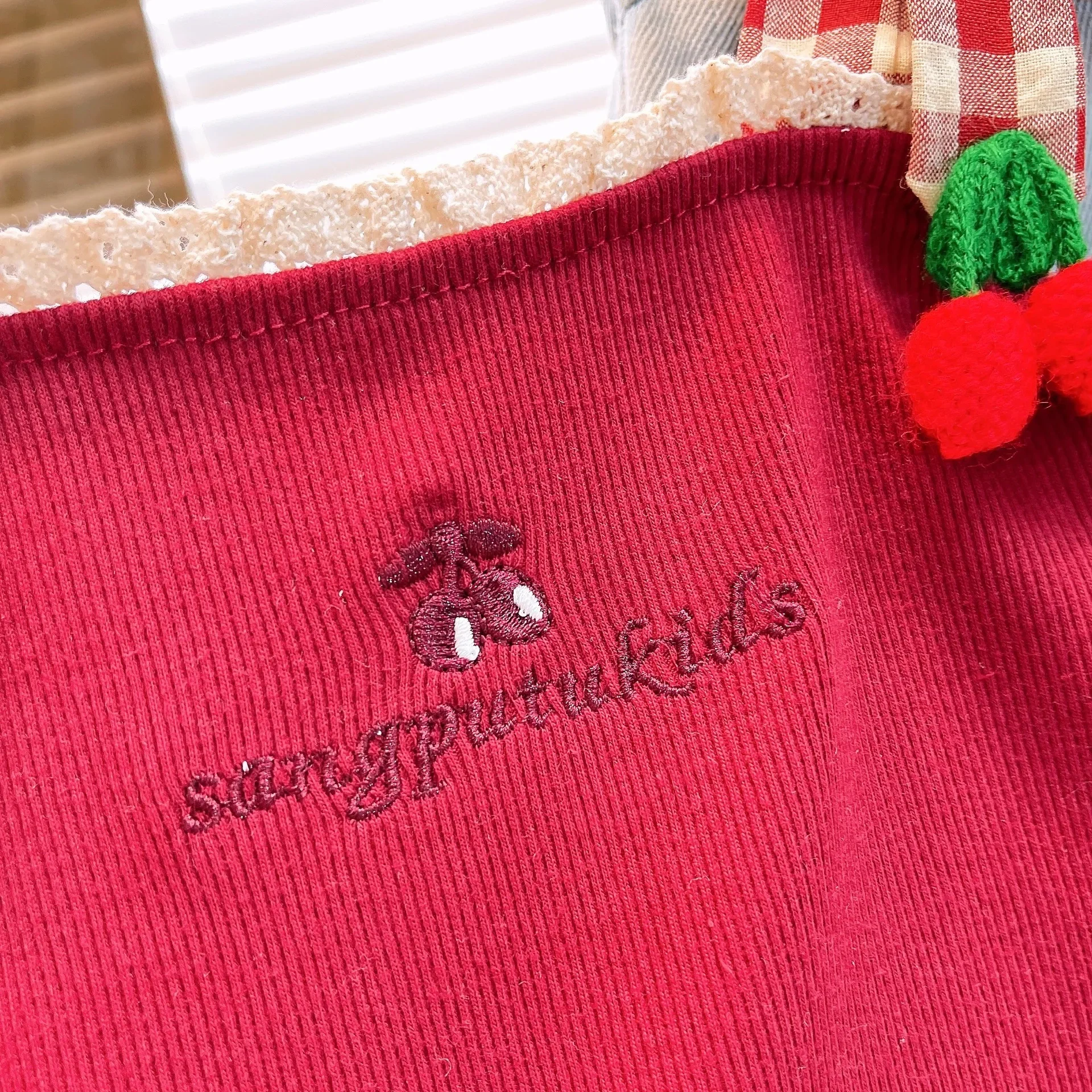 Conjunto de ropa elegante de algodón suave para niñas de 2 a 7 años, Top Halter con decoración de cereza y pantalones vaqueros de pierna ancha rasgados de color azul claro para niños - imagen 5