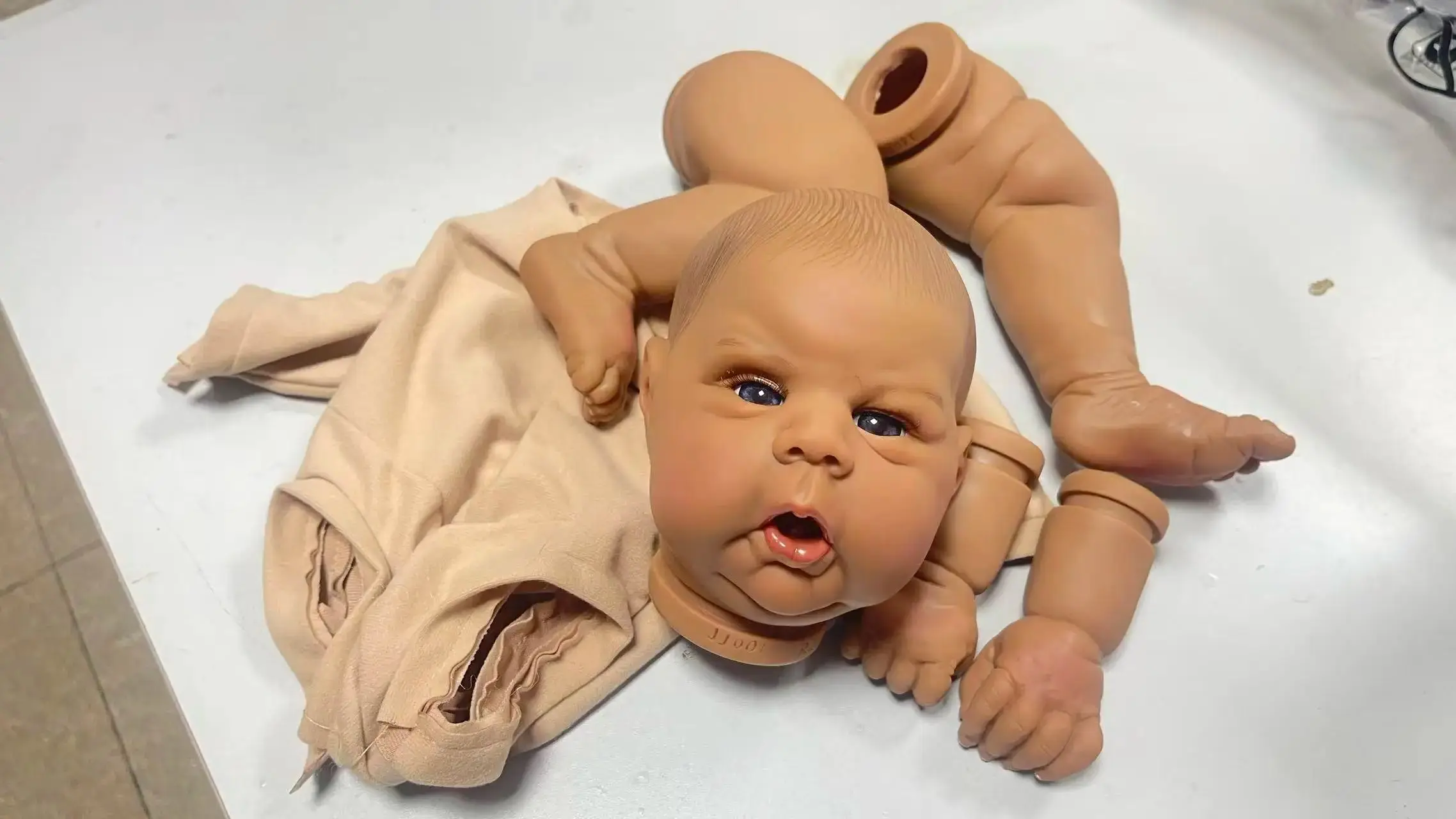 Muñeco Reborn Gounchi realista de piel oscura pintado a mano - imagen 4