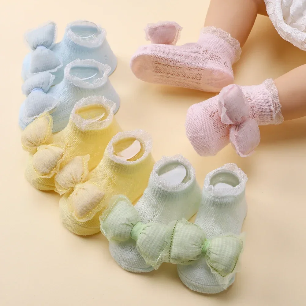 Set de diademas y calcetines de encaje color crema para recién nacido - imagen 4