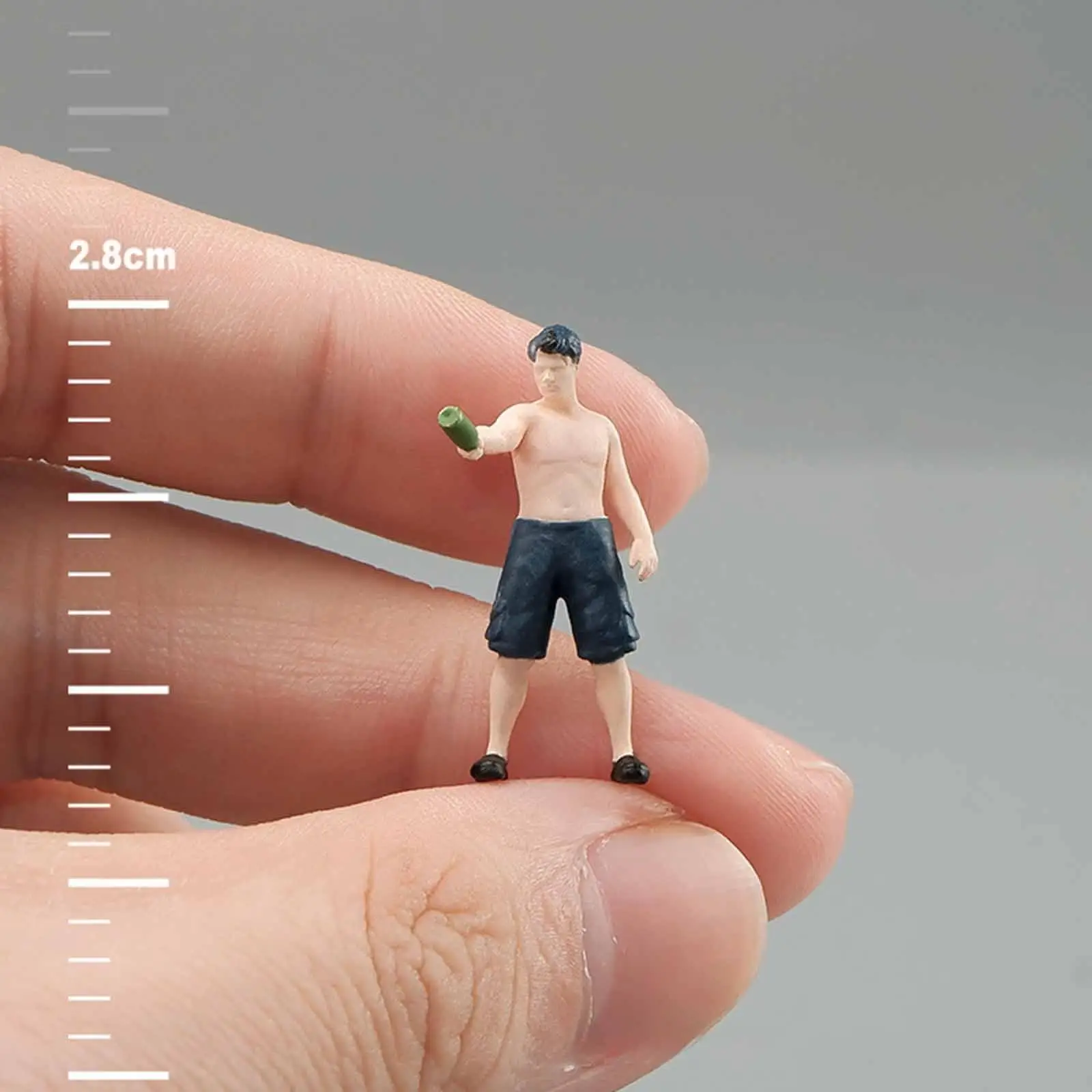 1/64 Miniature Figure Tiny People Figurine People Figure Holding A Bottle for Home