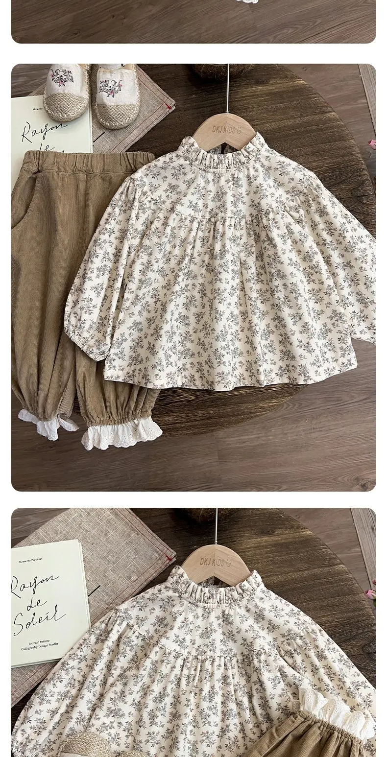 ropa de bebé en una mesa