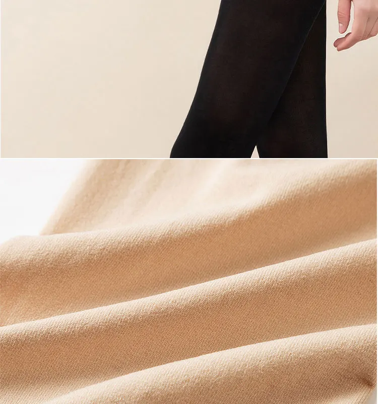 Un par de medias o calzas negras en las piernas de una persona, con las piernas cruzadas a la altura de las rodillas. La persona viste una tela de color claro, posiblemente beige o crema, que podría ser una falda o una prenda de vestir, sobre sus piernas.
