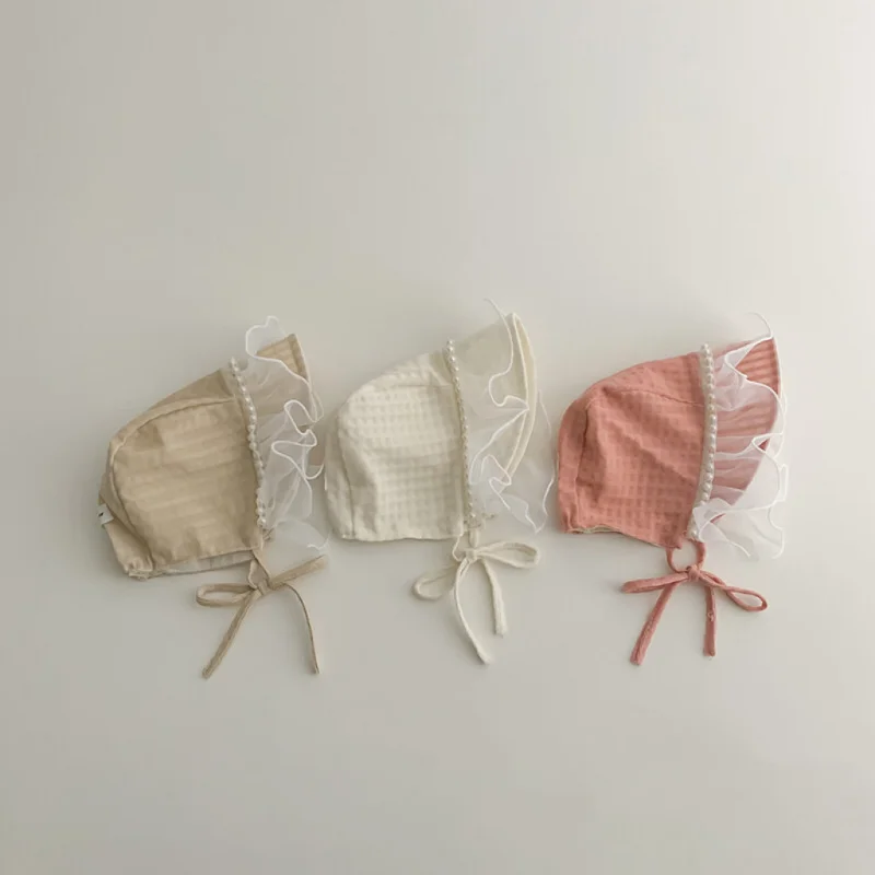 Detalle del encaje de perlas en el gorro Vintage