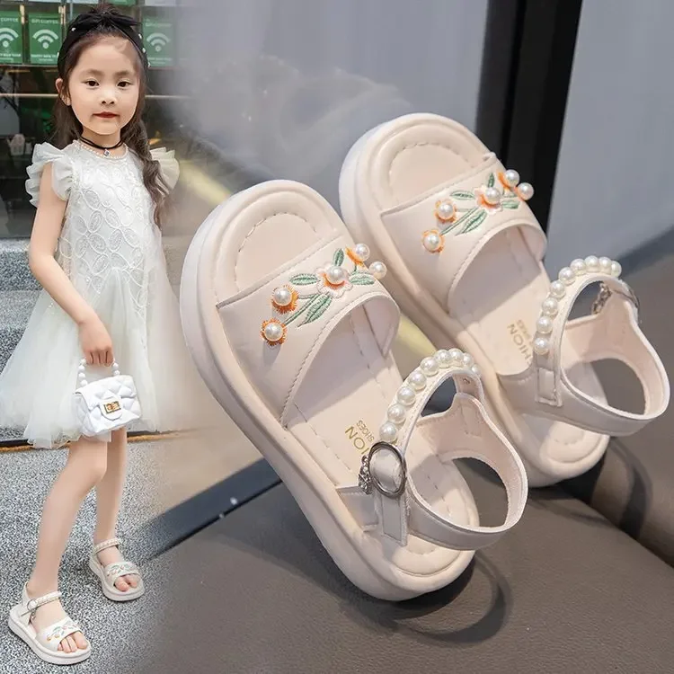 Sandalias para niñas, novedad de verano 2021, zapatos de princesa bordados a la moda para niños para vacaciones, zapatos de playa antideslizantes para niños con perlas