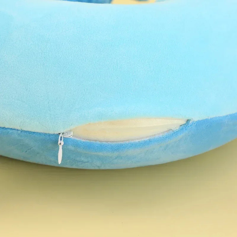 Un animal de peluche azul con un agujero