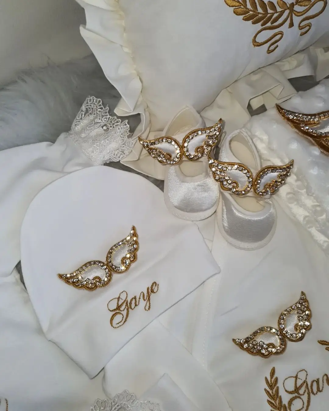 Dollbling, 10 Uds., trajes con alas, cualquier nombre, conjunto de regalo personalizado con bordado de madera dulce, pijamas para bebé, sombrero, vestido Ceremonial de bienvenida a casa - imagen 4