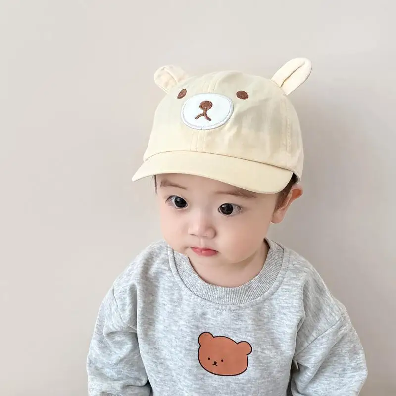 Un bebé con un sombrero con oso