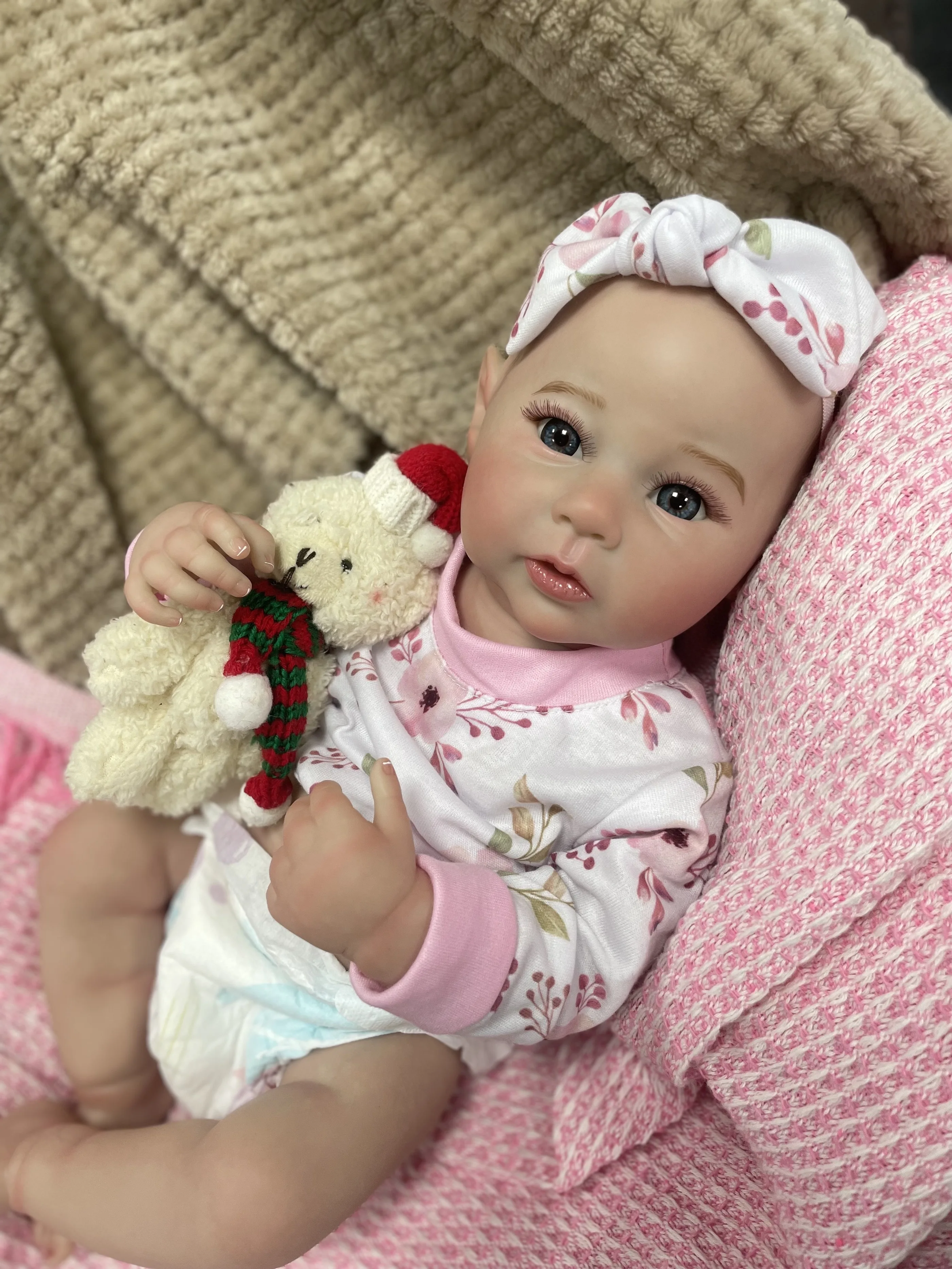 Muñeca reborn realista de vinilo y silicona – Acabado artesanal - imagen 3