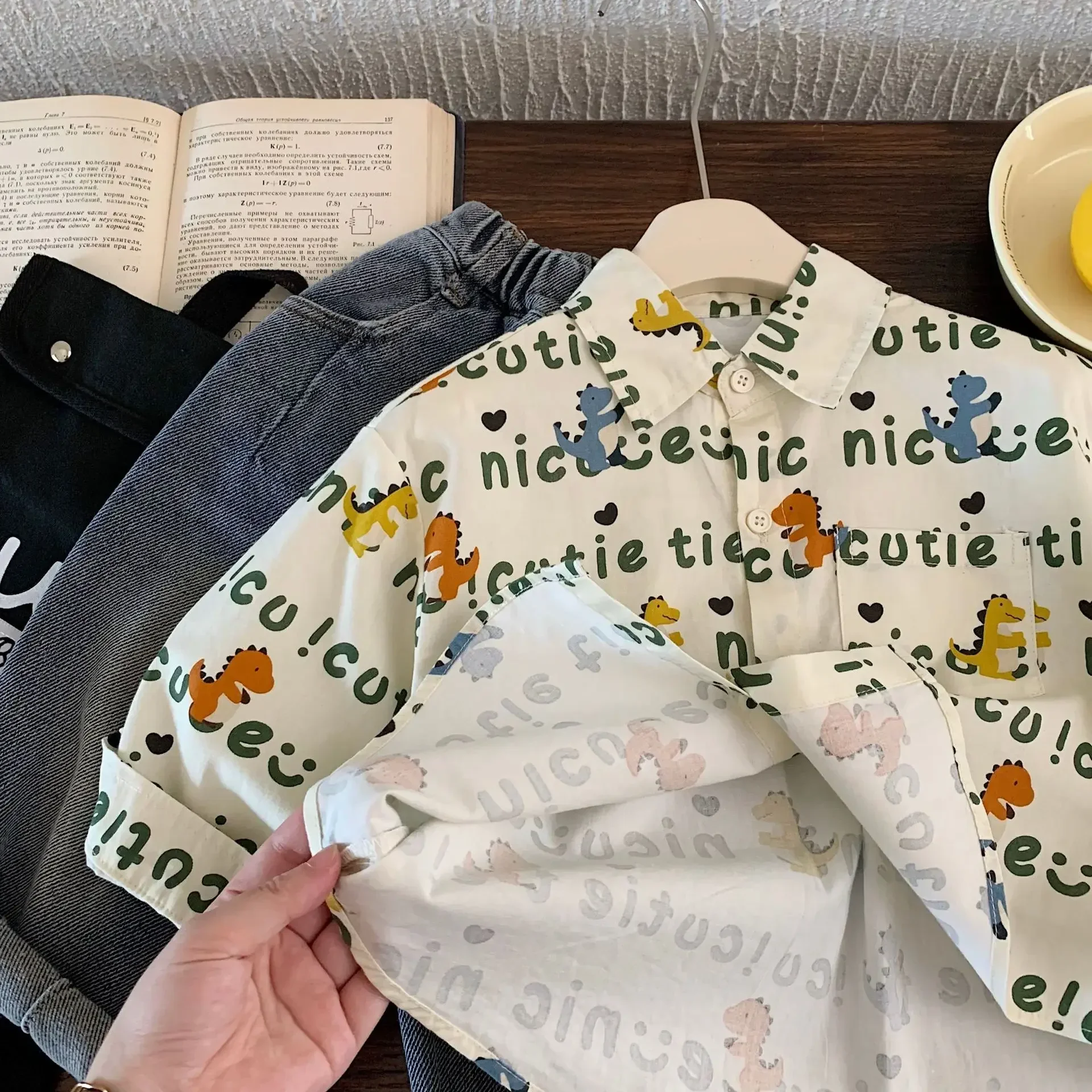 Camisa infantil de dinosaurios con cuello vuelto - imagen 5