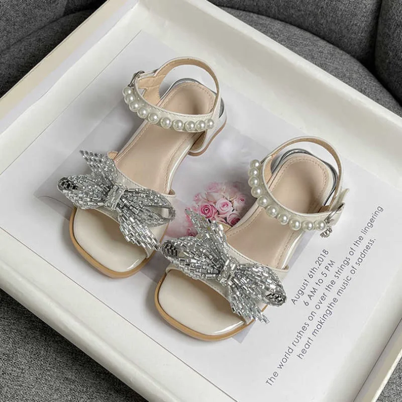 Nuevas sandalias, zapatos suaves y cómodos a la moda para niña, zapatos antideslizantes simples con diamantes de agua para niño, zapatos de playa exquisitos y elegantes, zapatos de princesa - imagen 2