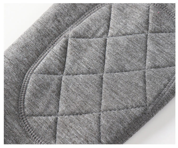 Un artículo acolchado gris y blanco con bolsillo