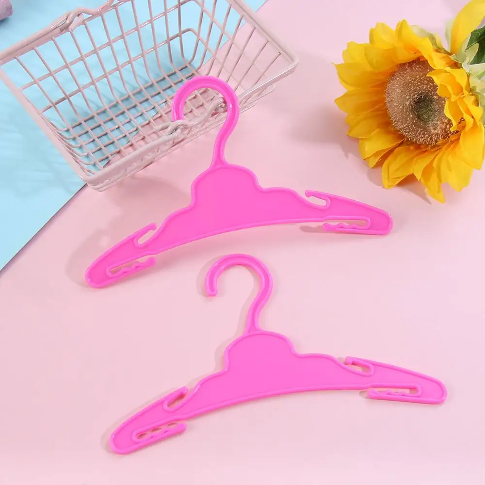 Una percha rosa colgando de una canasta