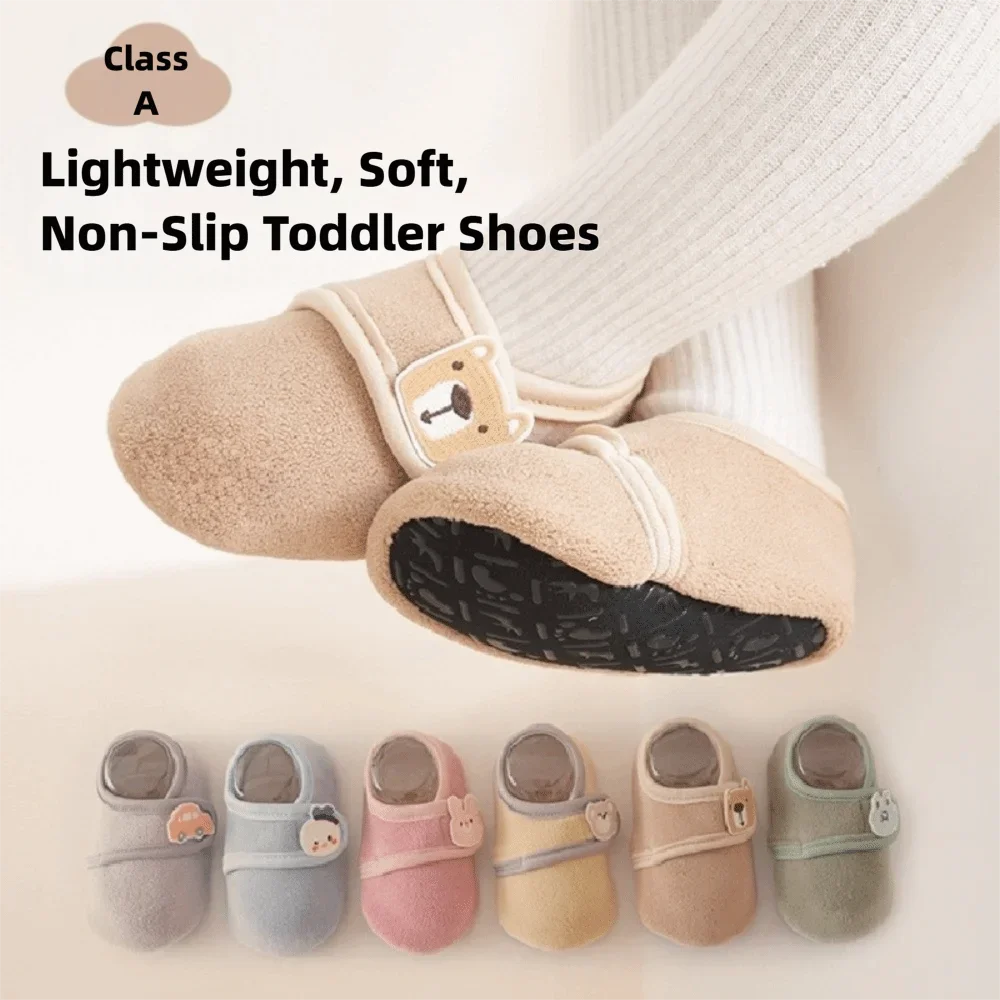 Un par de calcetines bonitos y cálidos para niños pequeños, zapatos suaves antideslizantes para el suelo, calcetines gruesos de dibujos animados para el suelo, temporada fría