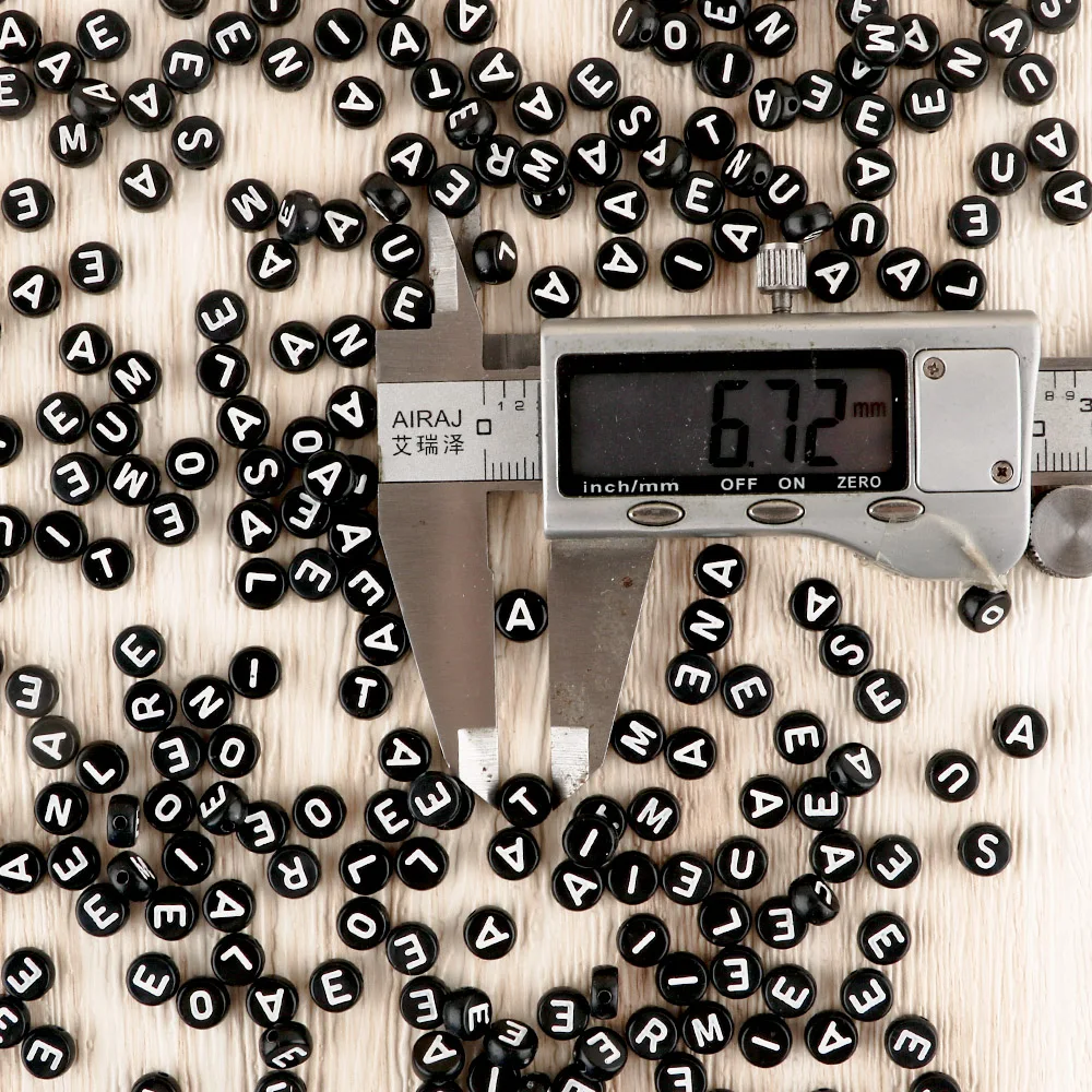 Cuentas de letras acrílicas negras – Abecedario para pulseras DIY - imagen 4