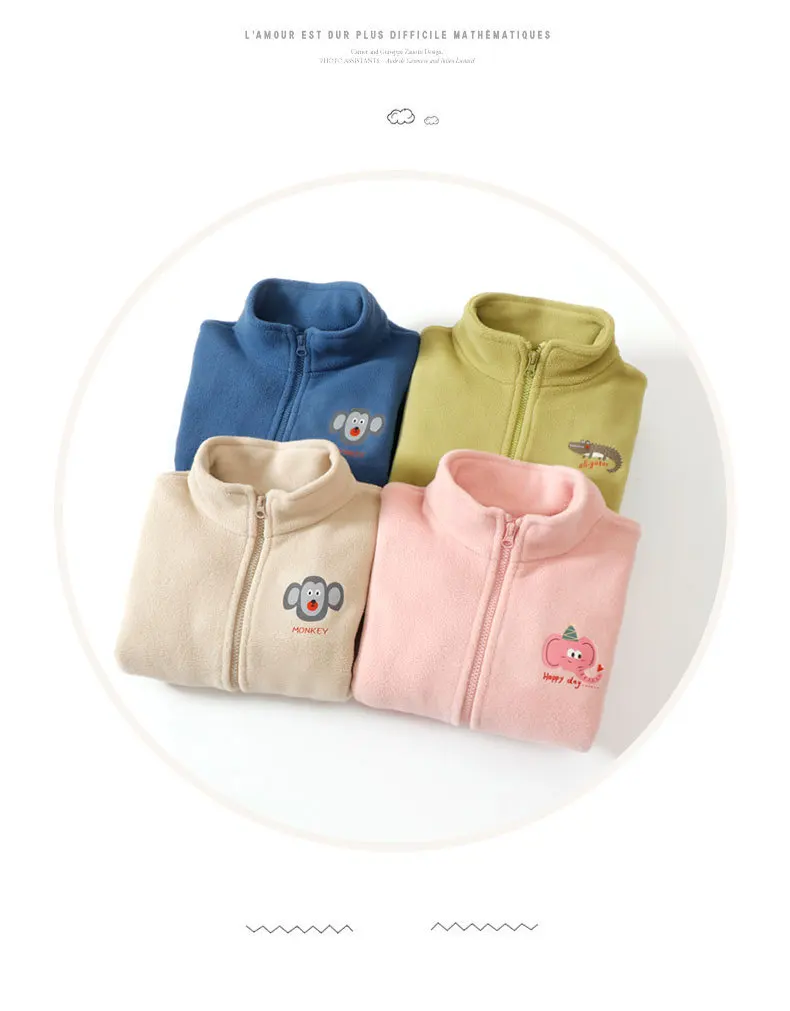 Detalle del estampado de animales del abrigo infantil
