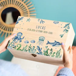 Caja recuerdos personalizada de madera con motivos arcoíris para niños