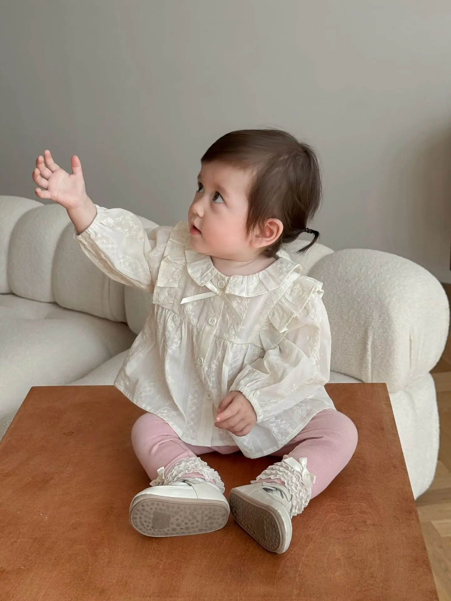 Blusa infantil floral de algodón, vista lateral