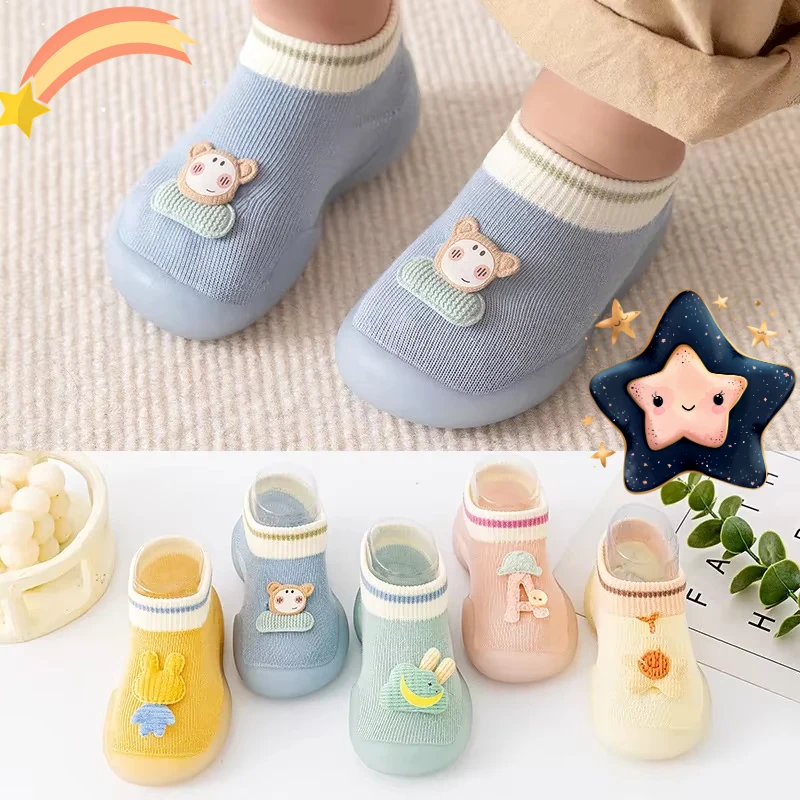 2025 zapatos para bebés pequeños, zapatos de interior de suela blanda para niños, calcetines y zapatos de dibujos animados, zapatos para niñas recién nacidas