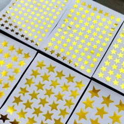 Pegatinas de estrellas doradas para recompensas en clase