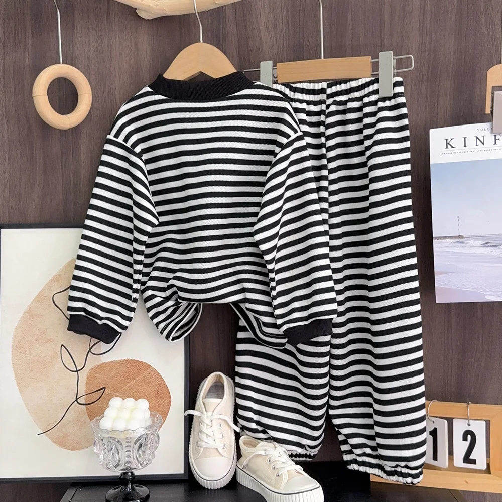 Conjunto de otoño a rayas para niña