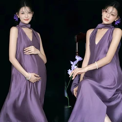 Vestido premamá morado para sesión de fotos con cuello en V