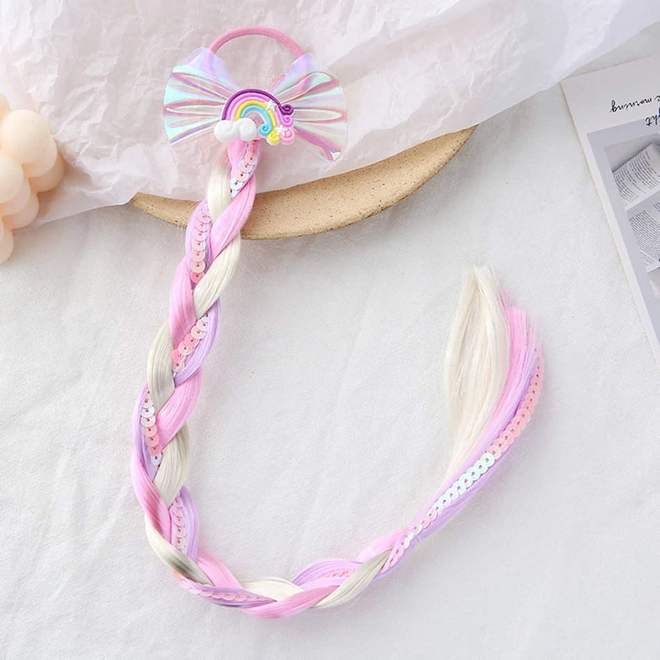 Una corbata de cabello rosa y blanca con un arco
