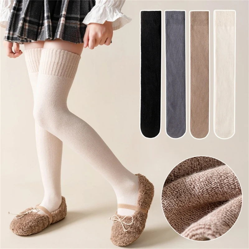 Una mujer con calcetines blancos y zapatos marrones