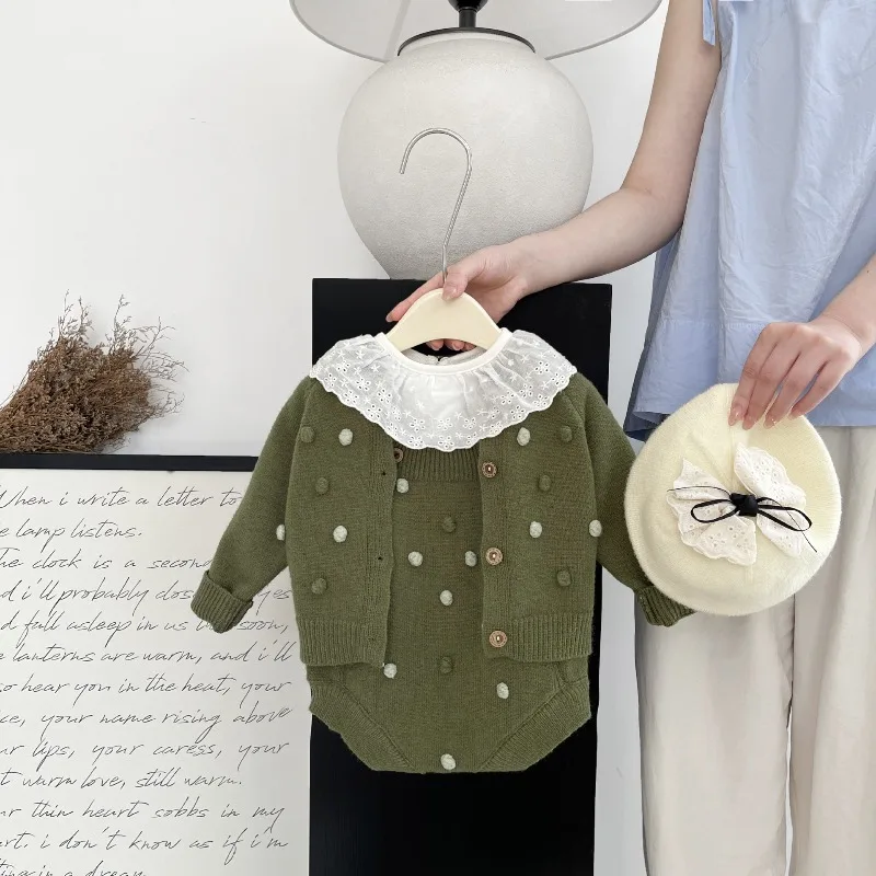Conjunto de suéter de otoño y primavera para bebé: abrigo cárdigan con pompón de moda y pantalones cortos con tirantes y mameluco, conjunto de dos piezas. - imagen 3