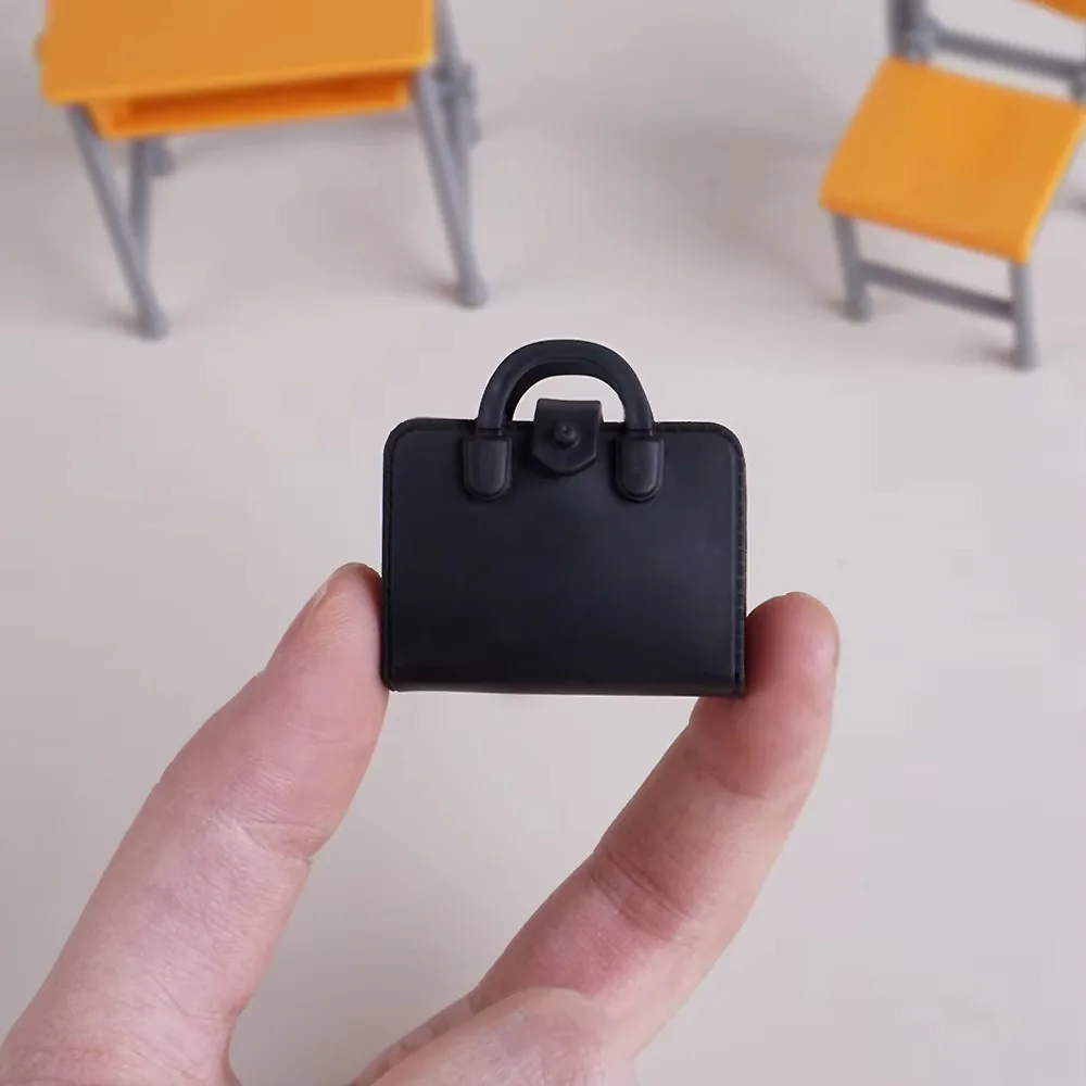 1 Juego de mochilas escolares, escritorios en miniatura, sillas, muebles de modelo para aula, Mini juego escolar, accesorios de plástico para casa de muñecas DIY