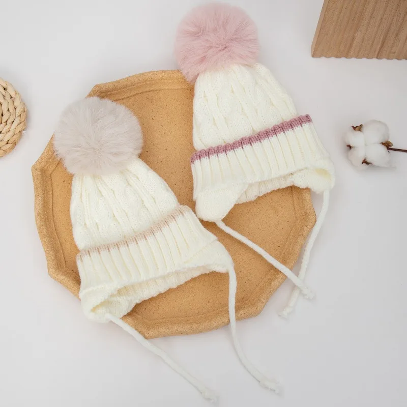 Gorro de punto bebé con pompón y orejeras – Térmico de invierno - imagen 5