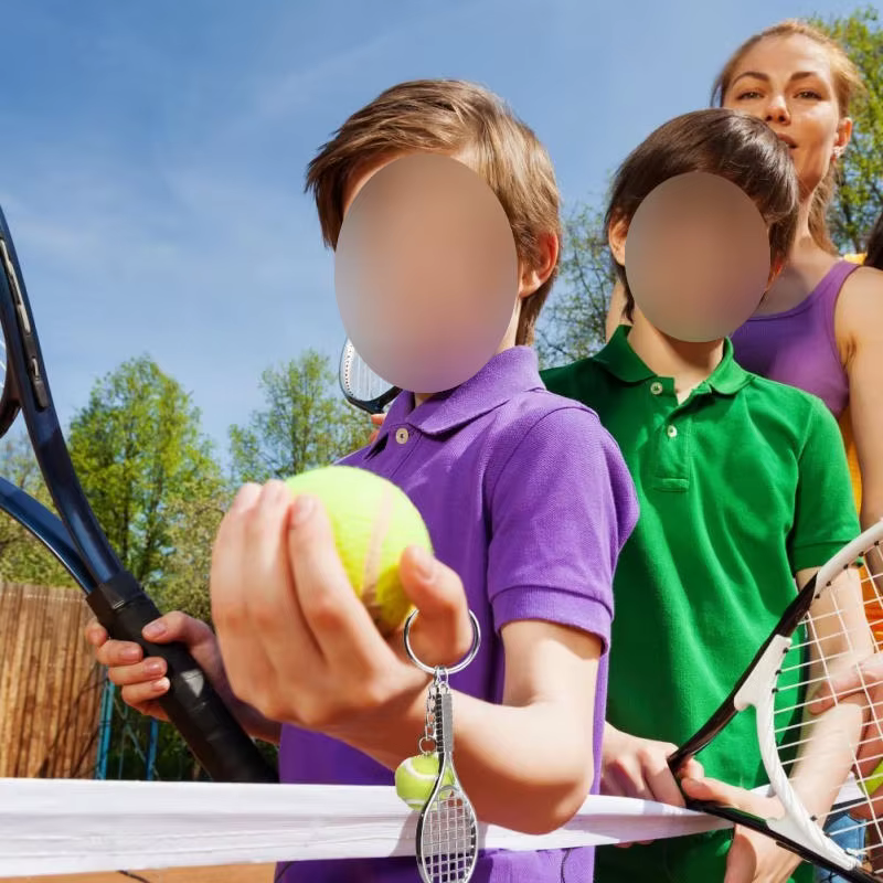 Llavero tenis infantil – Diseño raqueta y béisbol para mochila - imagen 2
