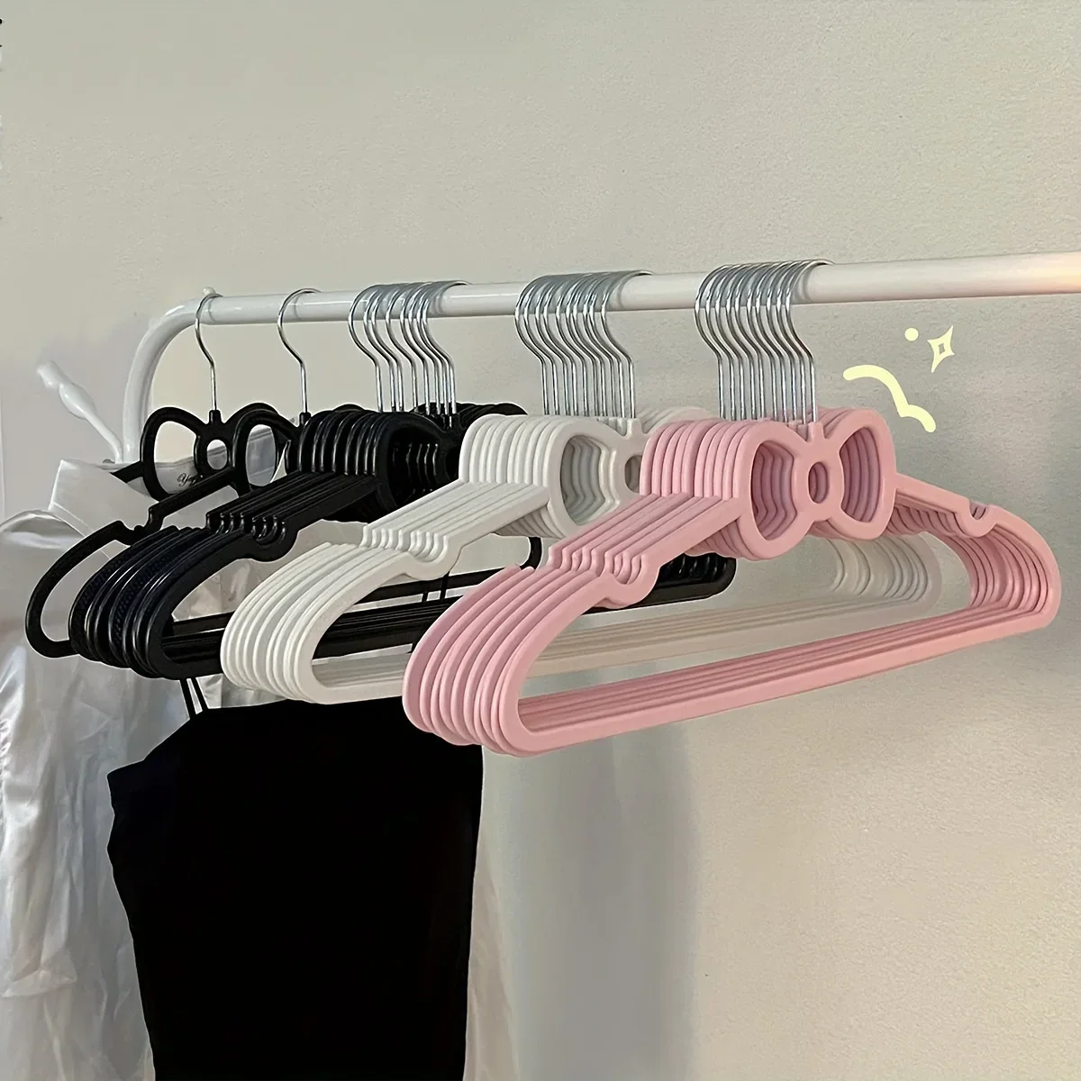Colgador antideslizante de felpa con mariposa para bebé
