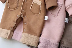 Mono de invierno con forro de peluche para bebé