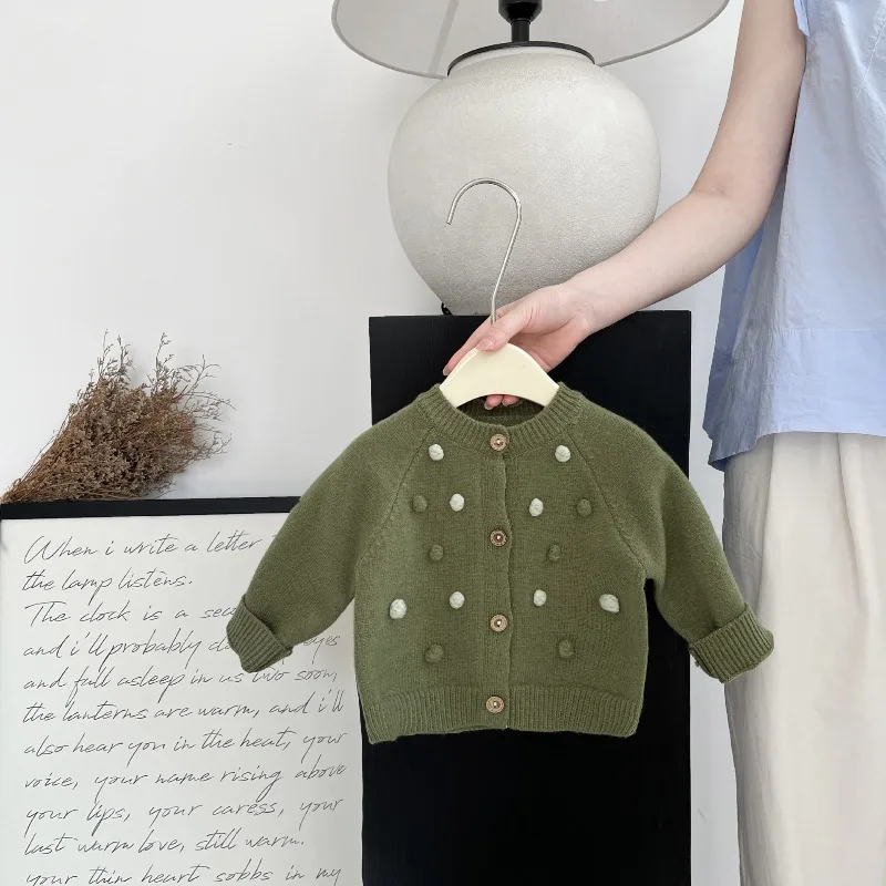 Conjunto de suéter de otoño y primavera para bebé: abrigo cárdigan con pompón de moda y pantalones cortos con tirantes y mameluco, conjunto de dos piezas. - imagen 4