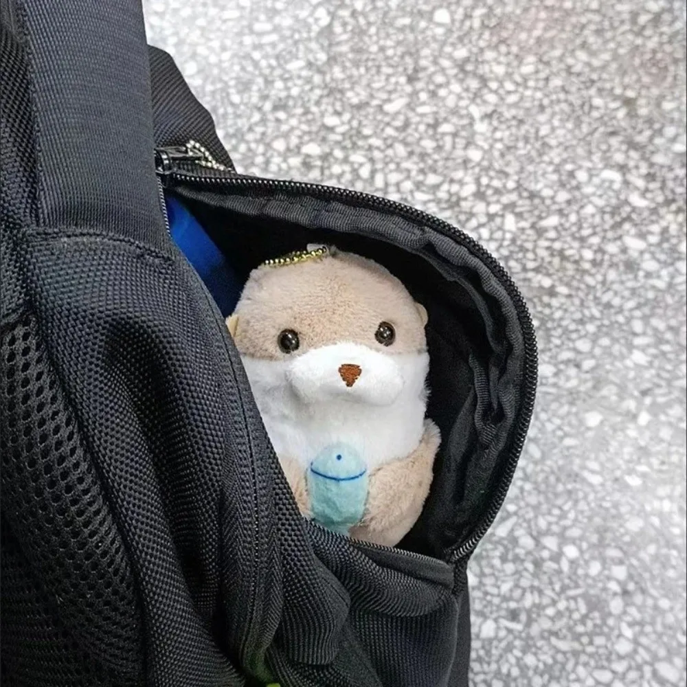 Nuevas lontras sosteniendo peces llavero de muñeco de peluche diseño lindo Material de felpa colgante muñeco de tacto suave llavero de juguete - imagen 2