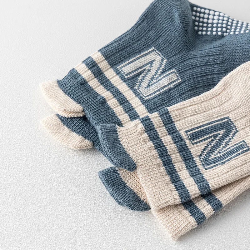 Calcetines de algodón con estampado de letras para bebé, calcetines suaves de tubo medio para recién nacido, calcetines deportivos antideslizantes a rayas de Color sólido para niños y niñas - imagen 3