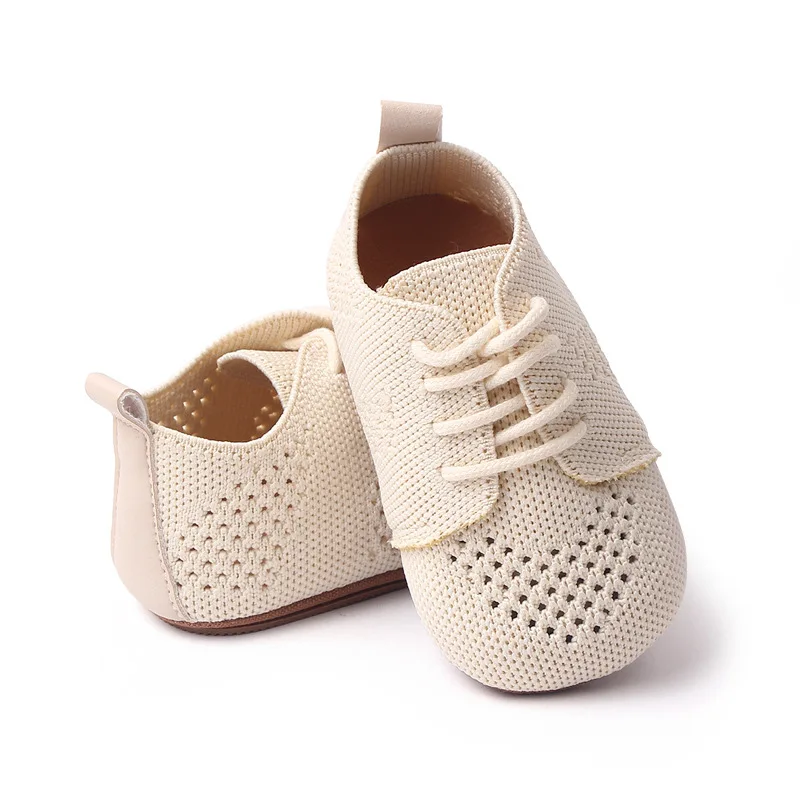 Un par de zapatos blancos con encaje