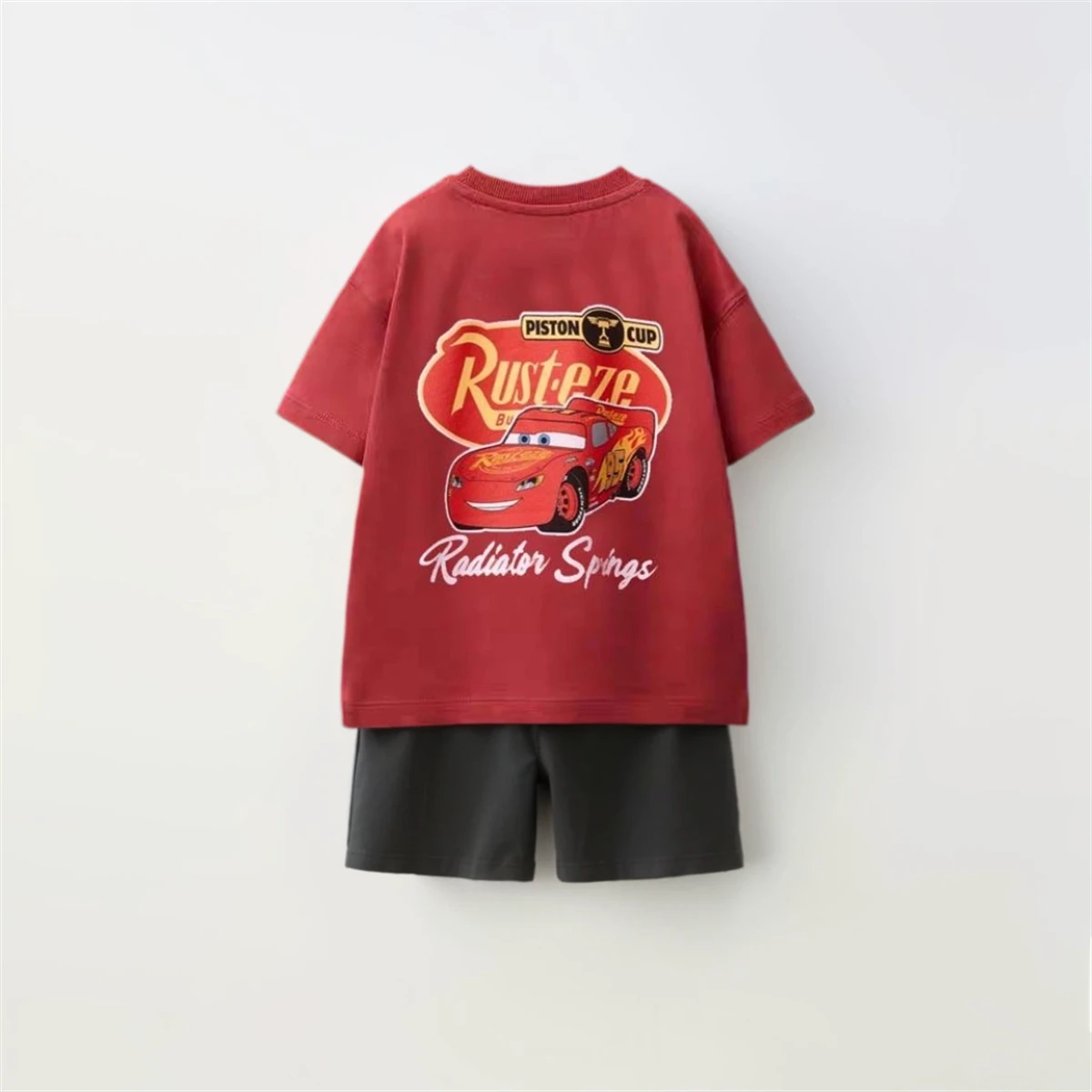 Camiseta roja + trajes cortos para niños, camisetas de moda para niños, pantalones cortos sueltos, camisetas con estampado de coche pequeño de dibujos animados, pantalones cortos sueltos, conjunto de 2 piezas para niños pequeños - imagen 2